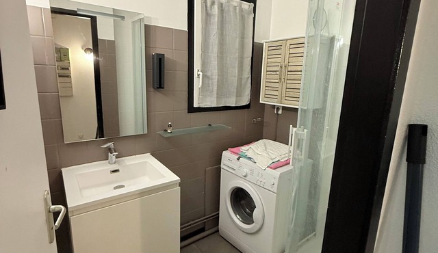 Pleasant, quiet apartment with balcony near terminus and bordeaux