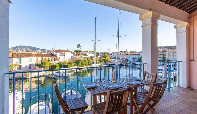PORT GRIMAUD Renovated 3-room apartment - Balcony, WIFI, A/C