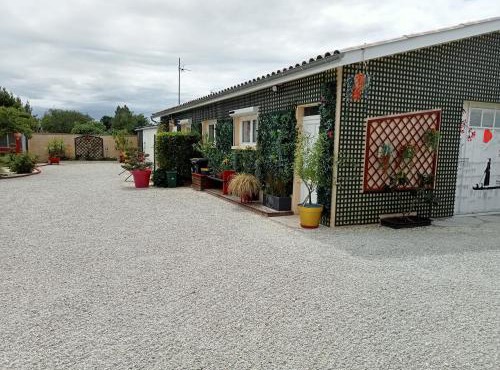 Proche St Emilion , une pause quelque part au jardin des érables et des niwakis