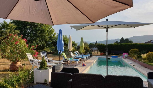 Promotion for this charming cottage in a property with swimming pool.