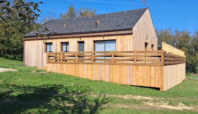 Quiet cottage in Périgord Noir with heated pool in winter