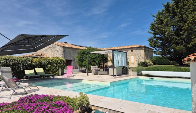 Quiet, unoverlooked country house with private saltwater pool