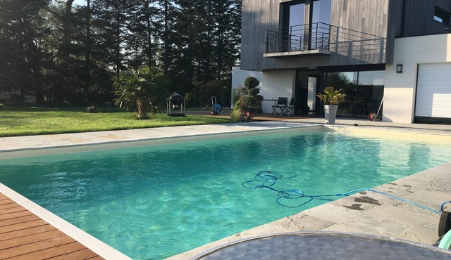 Quiet Villa with Pool - Saint Nolff