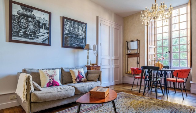 Refined apartment with cathedral view and garden
