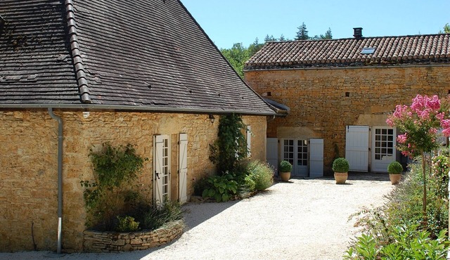 Refurbished House, Quiet Hilltop Location, Stunning Views, Heated Pool, 4 Acres