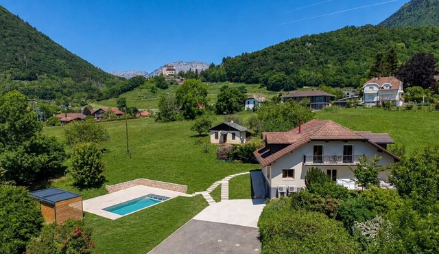 🏡 Renovated family villa with swimming pool, private garden, lake view & view of Menthon Castle and the surrounding mountains 🏔️