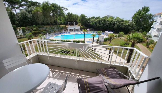 Renovated studio with pool and parking, close to beach