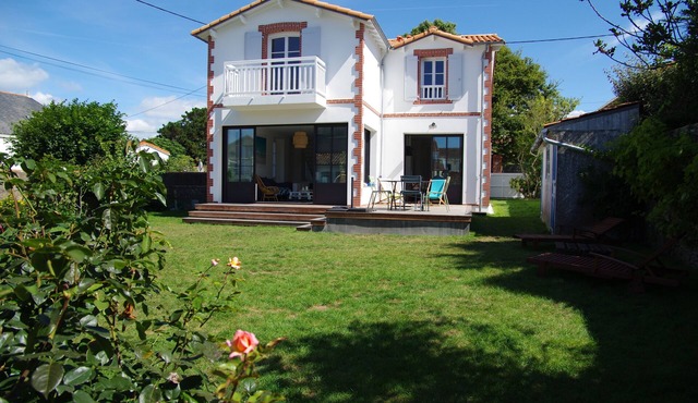 Restored house in the heart of the village and 150m from the beaches and shops