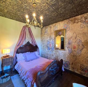 Romantic Antique Double, Shared Bath Breakfast