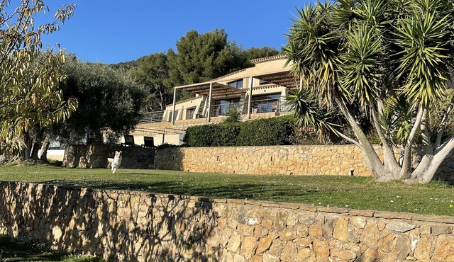 Sanary-sur-Mer: holiday rental with sea view on a 7,000 m² estate, sleeps 4.