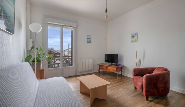 Sea view, 50m from the beach, 3 adults, 1 child