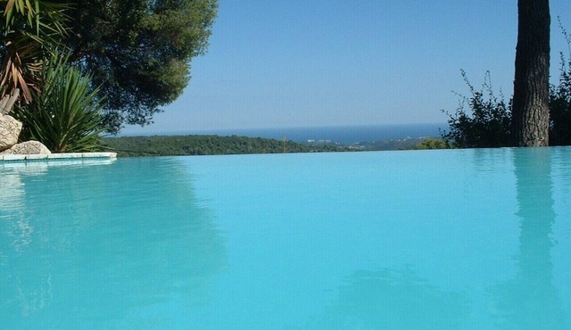Sea views from the pool and from every room at Villa 'Pura Vida'!