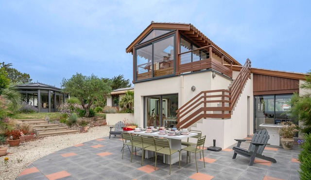 Seafront villa for 10 adults and 1 child