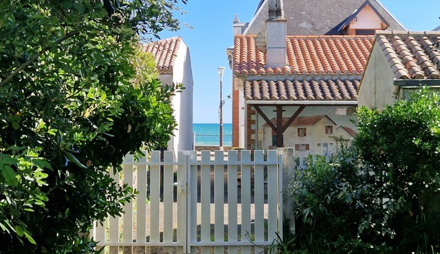 Seaside family home with terrace and garden 🌸