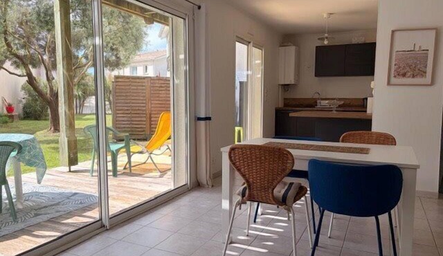 Seaside apartment with terrace and parking
