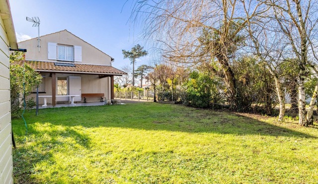 Seaside Getaway – Private Garden & Covered Terrace for 12 Guests