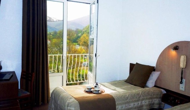 Serene & Spacious Unit with Balcony, Parking, Onsite Restaurant!