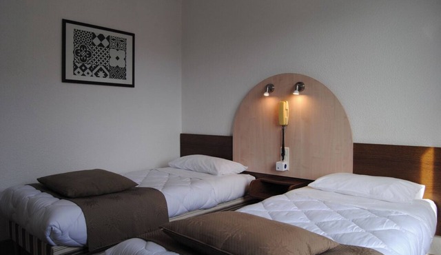 Serene & Spacious Unit with Balcony, Parking, Onsite Restaurant!