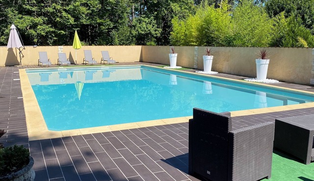 SINGLE-STOREY VILLA, LARGE PRIVATE POOL, VIEW OF THE VEZERE VALLEY