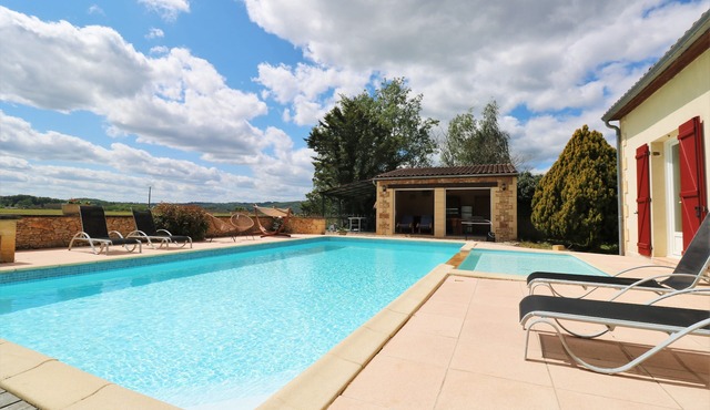 Spacious holiday home with swimming pool, paddling pool close to river in Castels et Bézenac