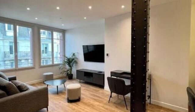 Spacious, recently renovated loft with air conditioning