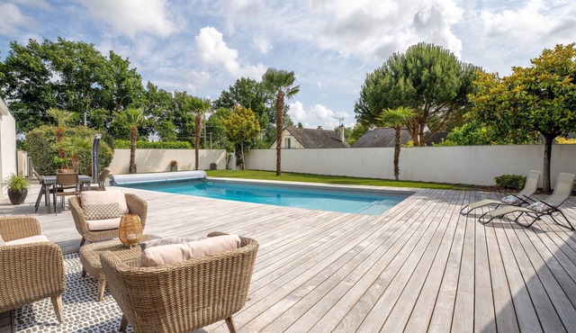 Spacious room with terrace and pool