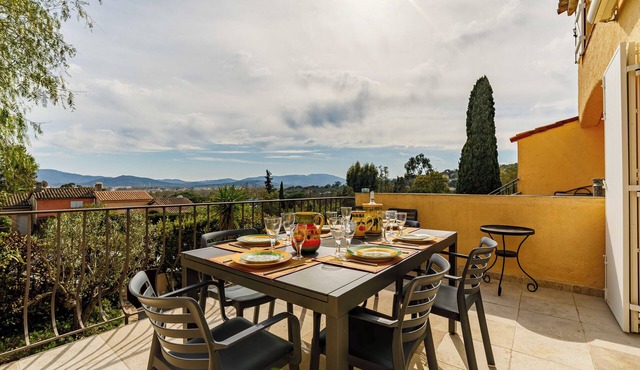 Spacious semidetached house with garden & terrace