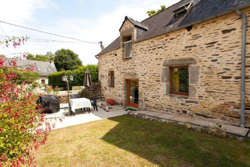 Stone cottage with modern interior & large private pool near to Josselin