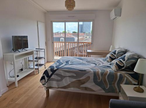 Studio 1 rénové lit queen size balcon garage
