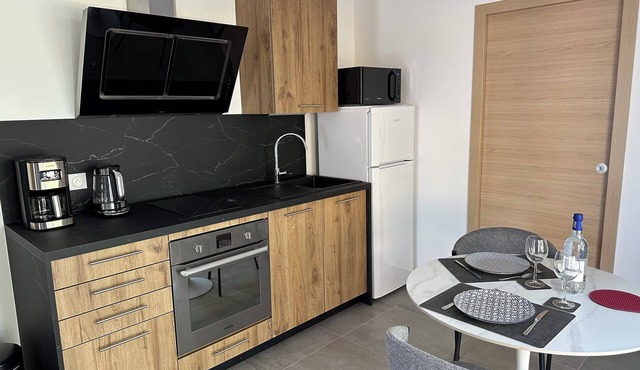 Studio 24m2, quiet location. EV charging station. 12 km from the ocean, Close to shops.
