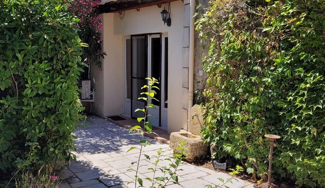 Studio apartment in a Provençal farmhouse. in Cornillon-Confoux