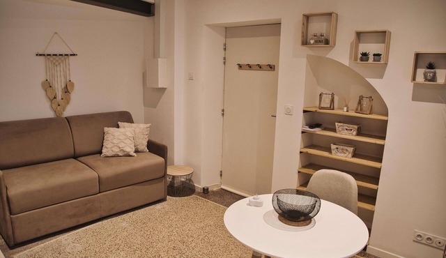 Studio Apartment 'Centre Historique Beaucaire' with Wi-Fi in Beaucaire