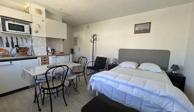 Studio Apartment 'Le Bon Endroit'