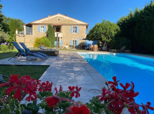 Studio avec terrasse privative et piscine in Grillon
