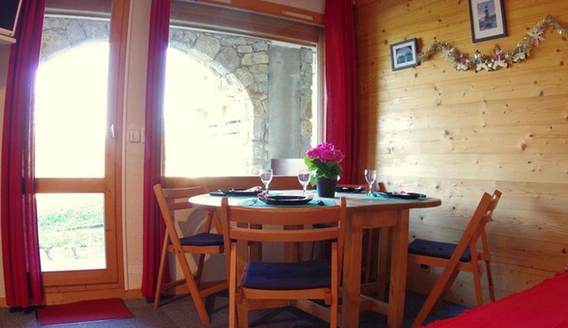 Studio cabine chaleureux avec terrasse, proche pistes - 4 pers, animaux OK, parking en option - FR-1-291-772