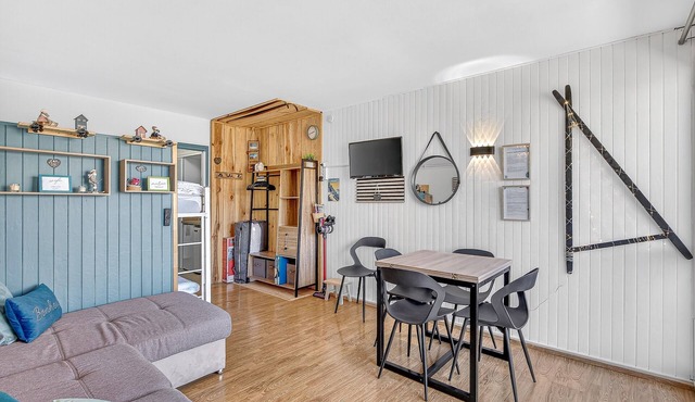 Studio 'Le 28' with Mountain View, Balcony & Wi-Fi – Sleeps 4, 2 Extra on Request in Dévoluy