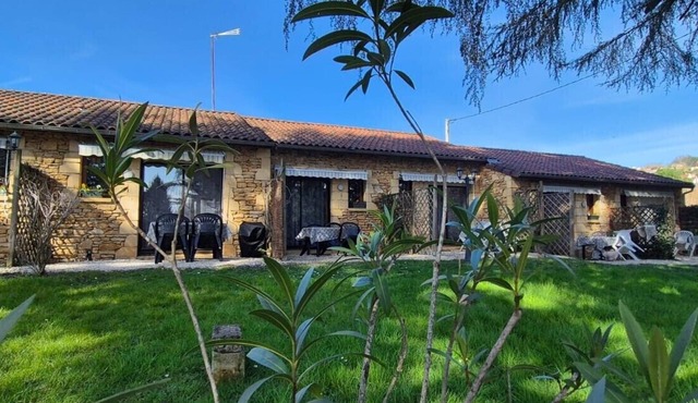 Studio "Peaceful Retreat in Sarlat-la-Canéda" with Private Terrace, Parking & AC