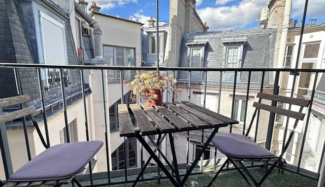 Studio with Balcony - Montmartre