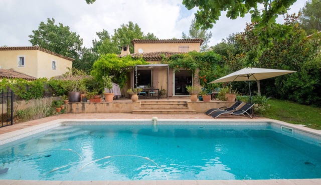 Studio with swimming pool in quiet location near golf courses and nature park, Sophia technology park