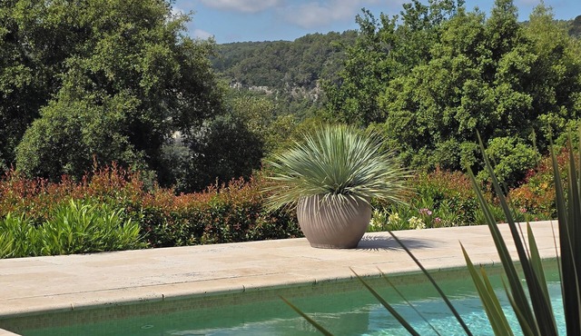 STUNNING 2-room apartment in LA COLLE SUR LOUP, with a furnished terrace and access to the pool