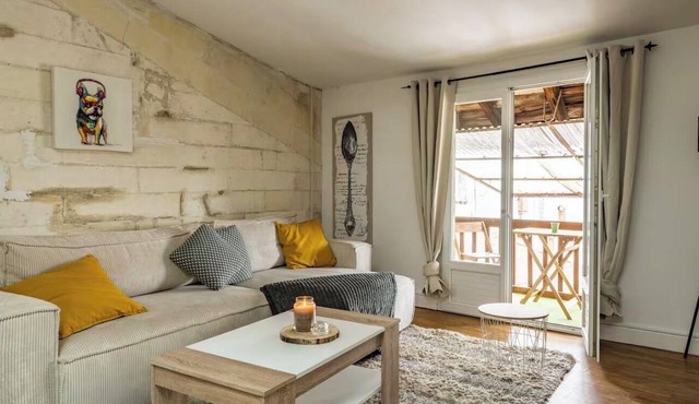 Stunning apartment in Old Cognac, close to all amenities.