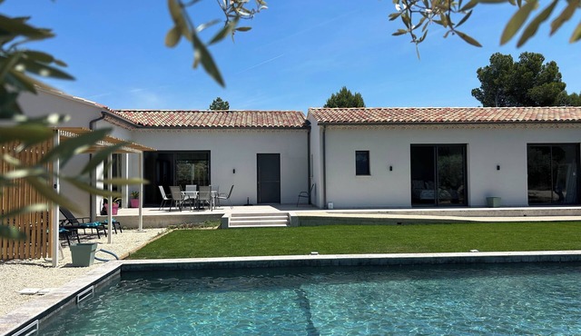 Stunning, modern 4-star villa with a pool and views of Mont Ventoux