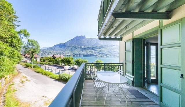 "Stylish Loft" facing Annecy Lake