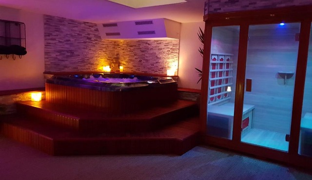 Suite Spa, Love Room Bien-être, Jacuzzi, Sauna, fauteuil massant et climatisation naturelle