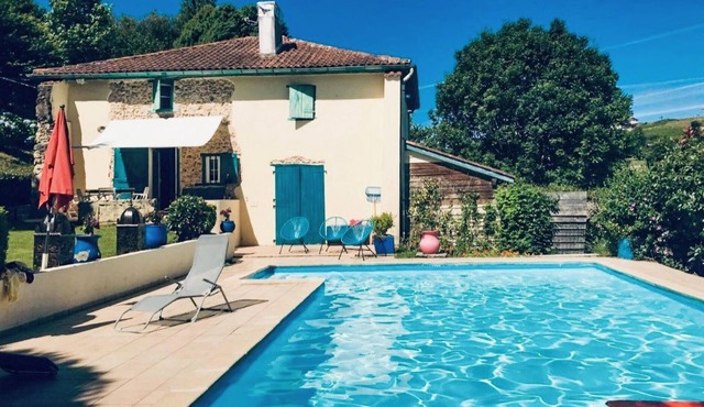 Surrounded by green countryside, this beautiful Basque house with swimming pool welcomes you.