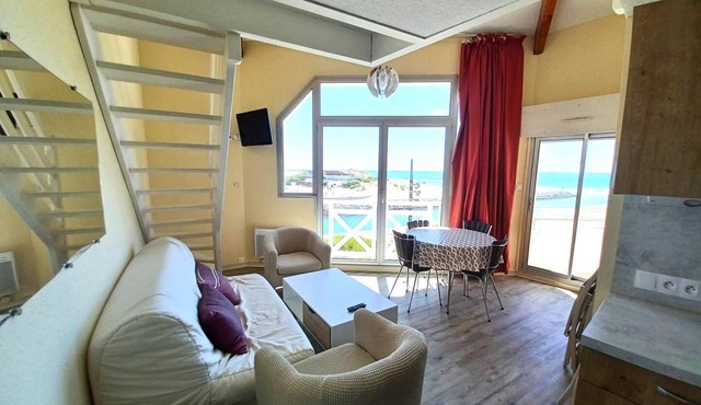 T2 bis apartment at the foot of the beach, with breathtaking views of the ocean and the Courant.