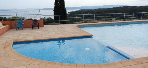 Tous à la piscine au BELVEDERE vue mer