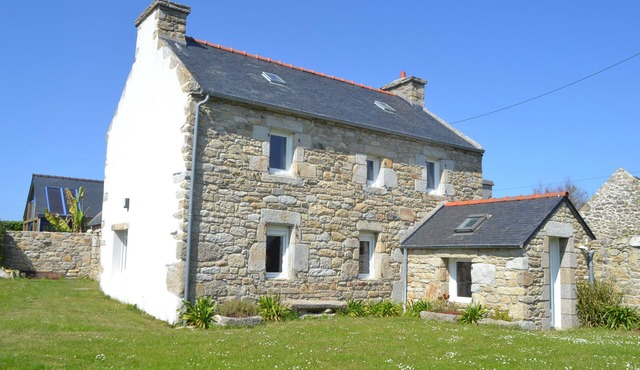 Traditional house by the sea in Porspoder