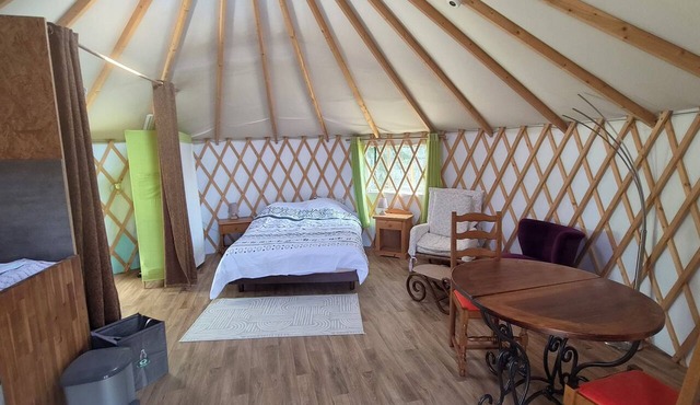 Unique, fully equipped yurt for 2 people in Querrien