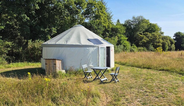 Unique, fully equipped yurt for 2–3 people in Querrien